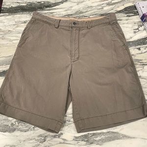 Men’s khaki/greenish shorts